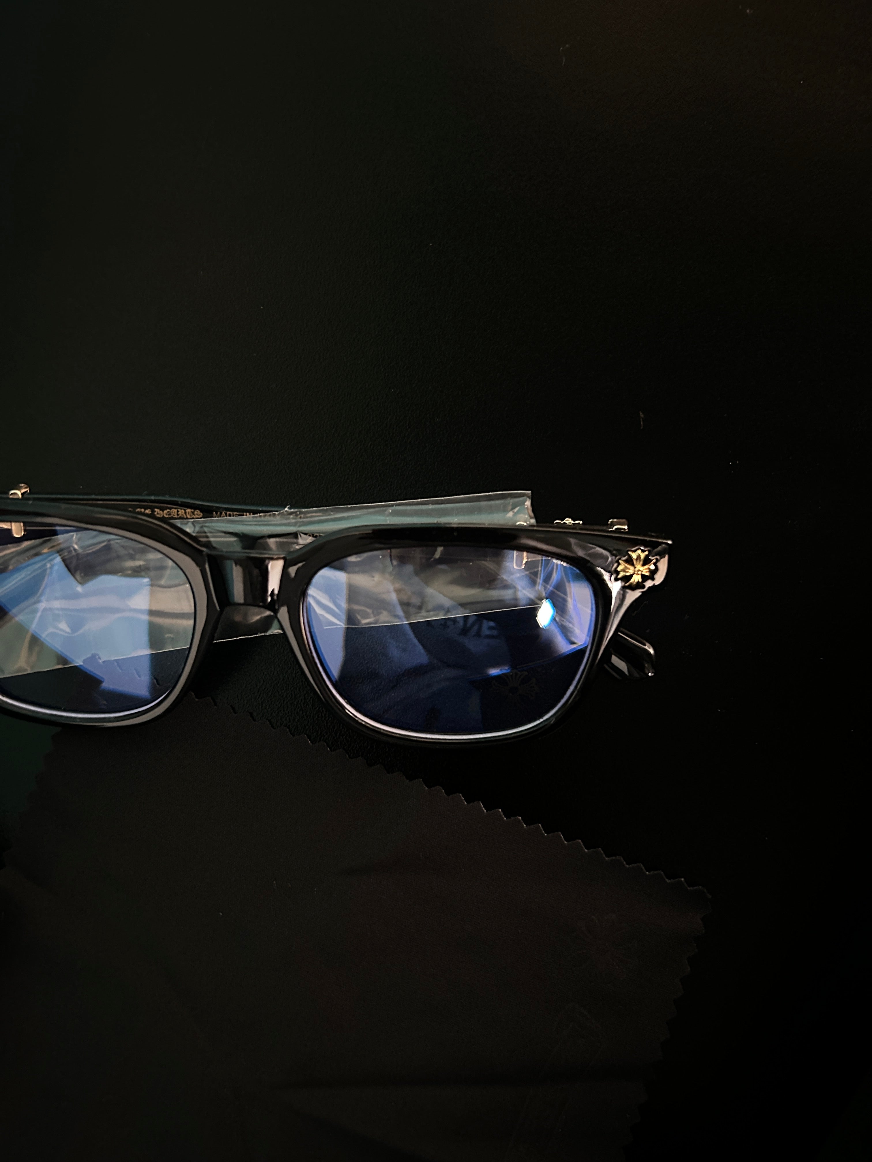 Chrome heart glasses - black & silver badges